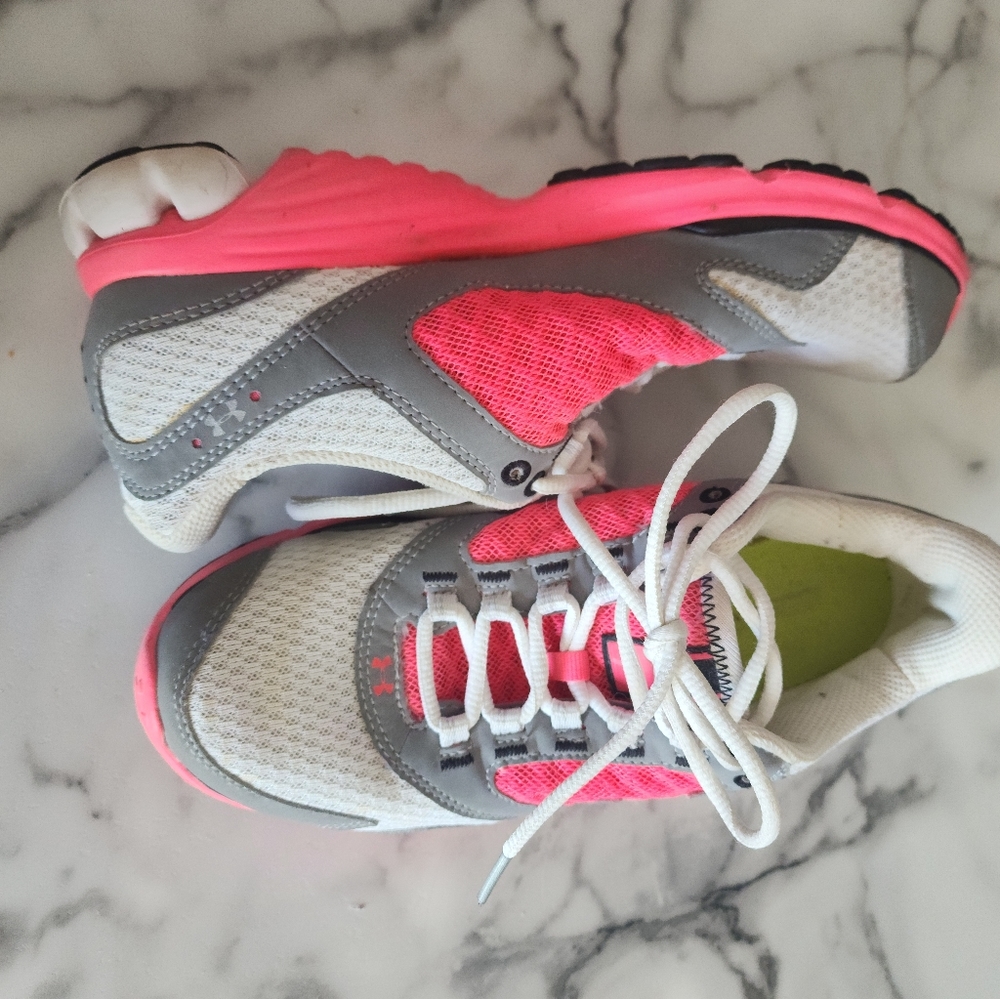 Womens Unser Armour tennis shoes